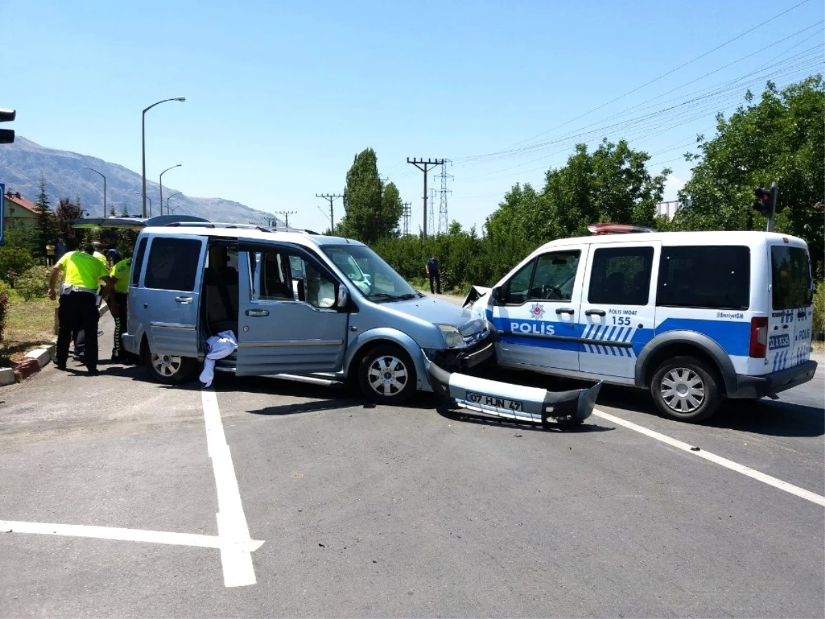 Isparta\'da nefes kesen operasyon, polis aracına çarparak durdurulabildi: 3 gözaltı