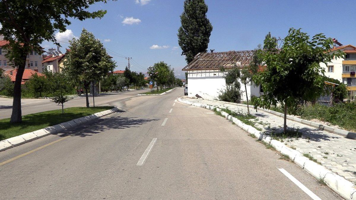 Isparta\'da yol ortasındaki ev yıkılarak trafik güvenliği sorunu ortadan kaldırıldı