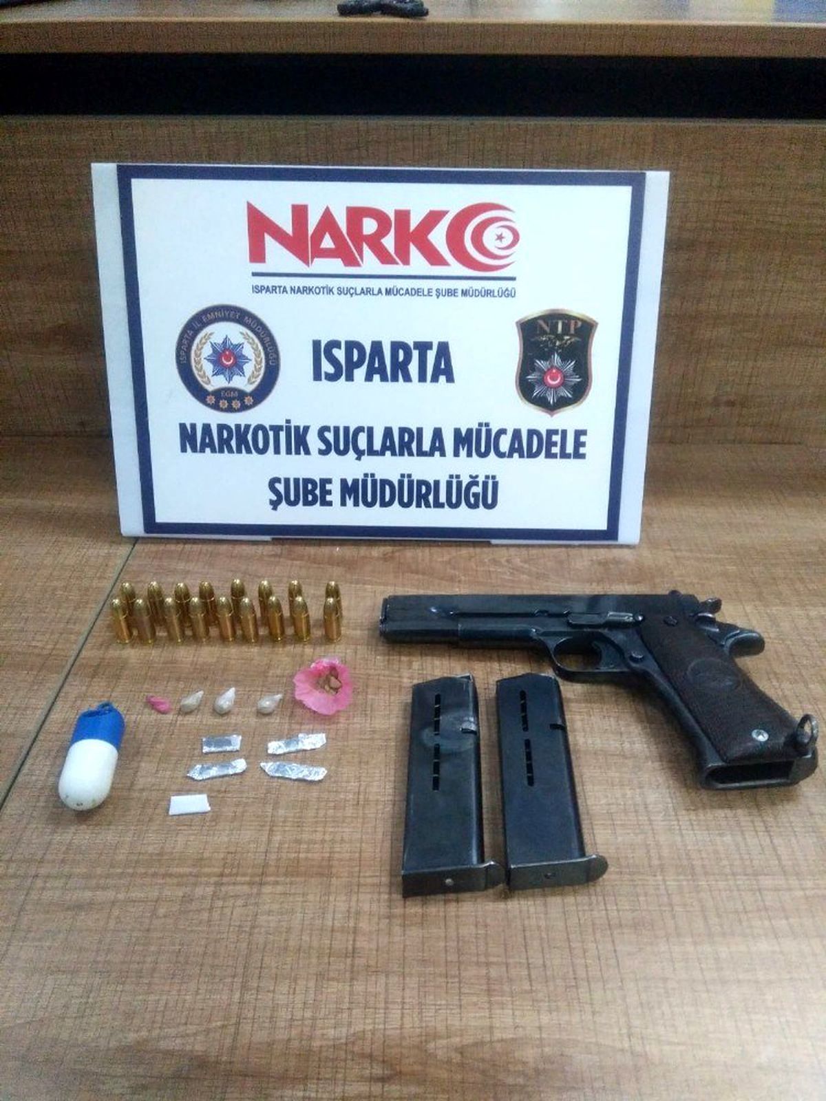Isparta\'daki uyuşturucu operasyonda silah ve uyuşturucu ele geçirildi