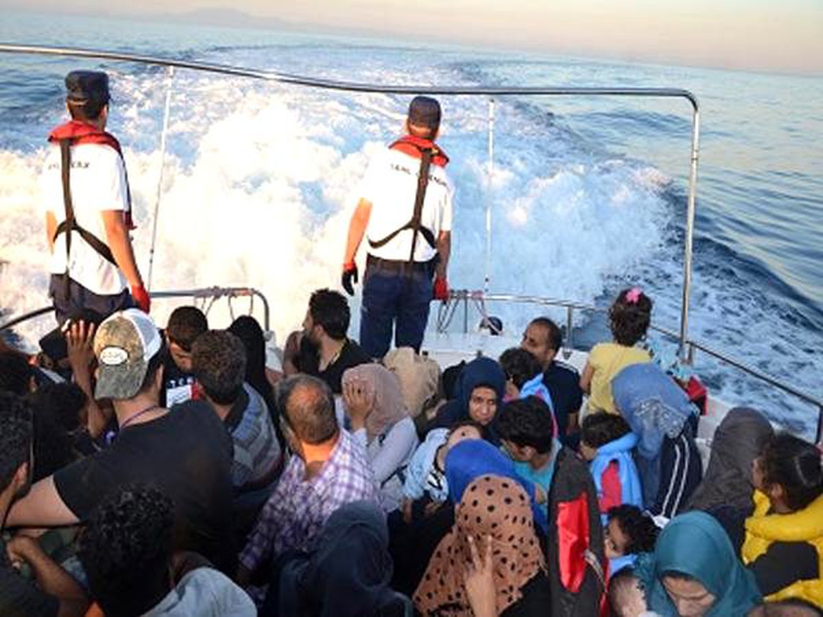 İzmir\'de 50 kaçak göçmen yakalandı
