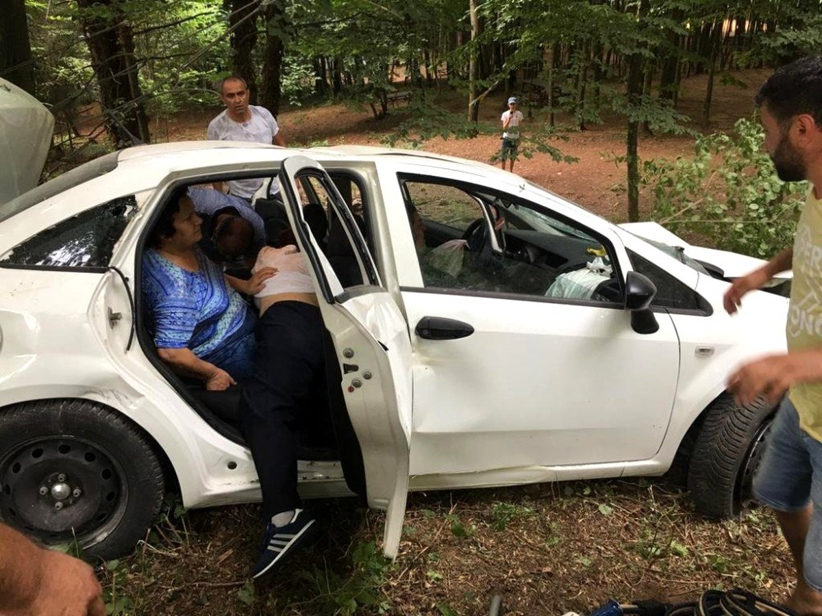 Kartepe yolunda araç şarampole yuvarlandı: 5 yaralı