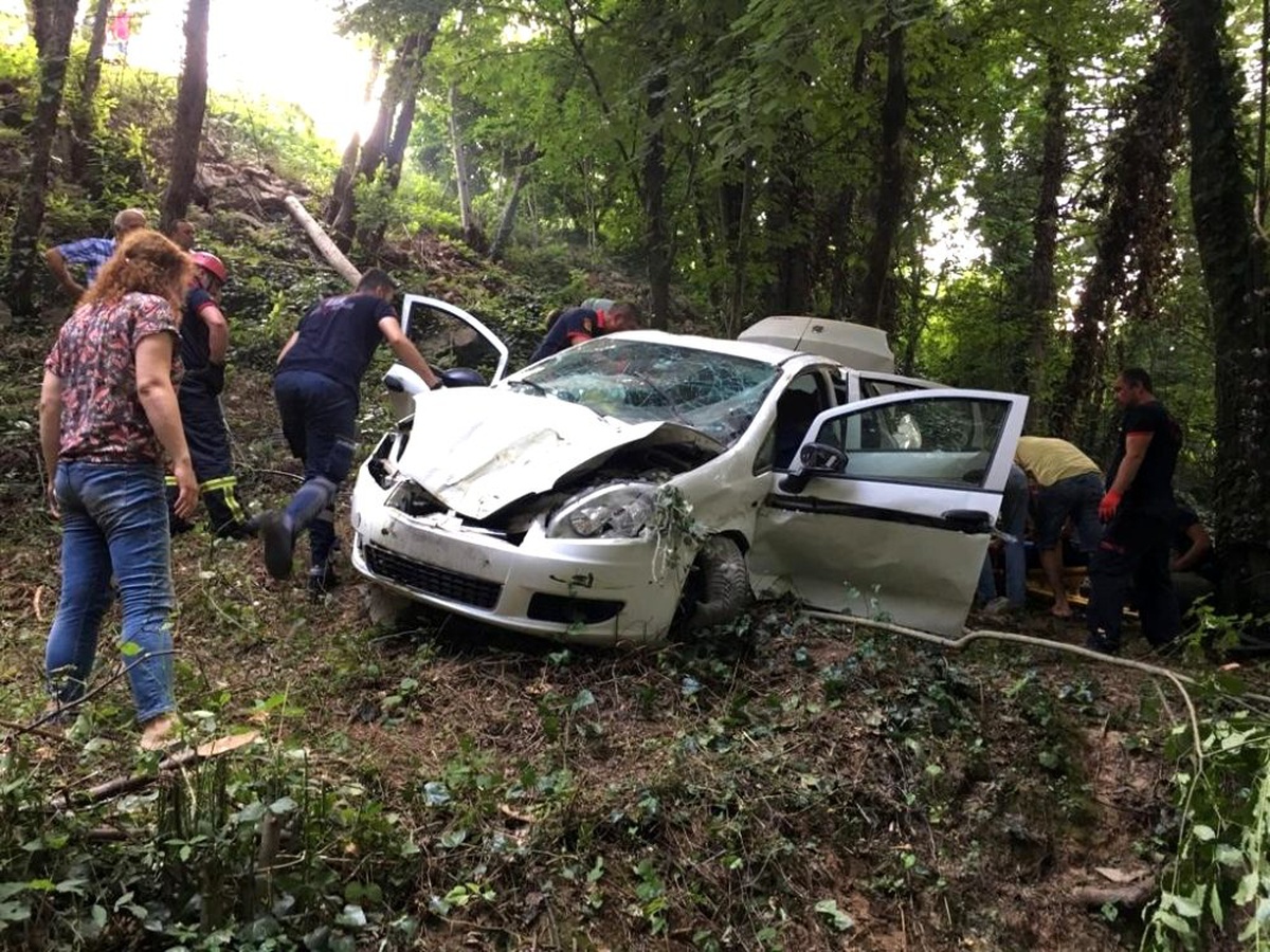 Kartepe yolunda araç şarampole yuvarlandı: 5 yaralı
