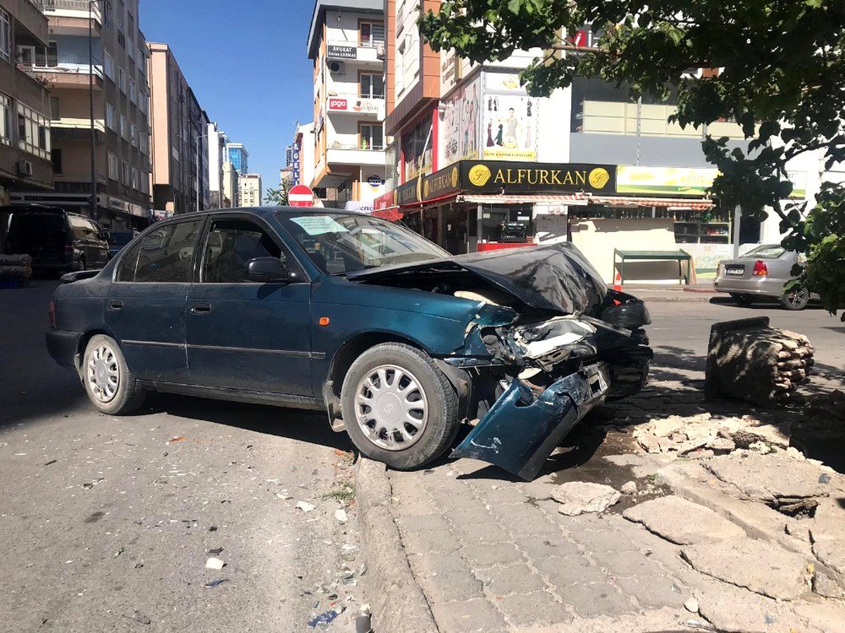 Kaza yapan otomobil duvara çarparak durabildi