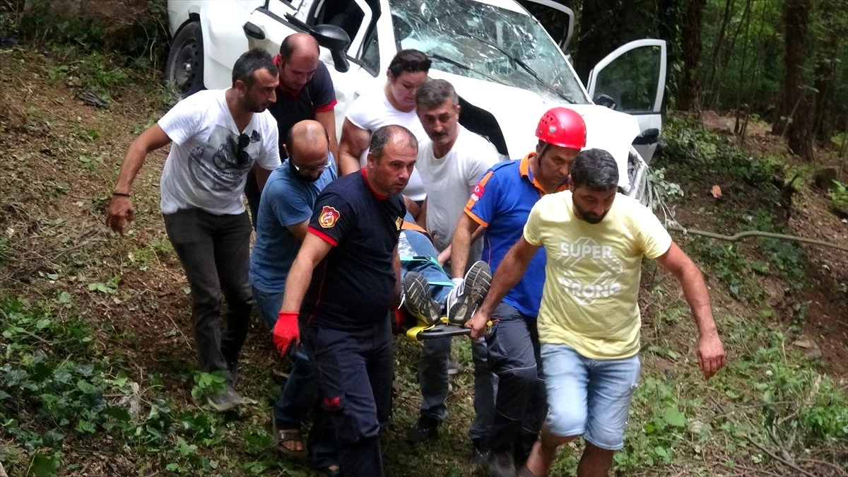 Kocaeli\'de otomobil ağaçlık alana devrildi: 1 ölü, 4 yaralı