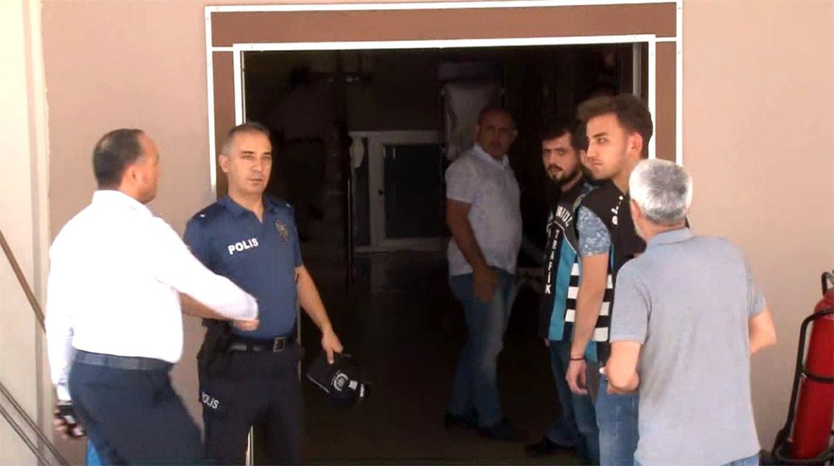 Magandanın elini sıkan polis amiri görevden alındı