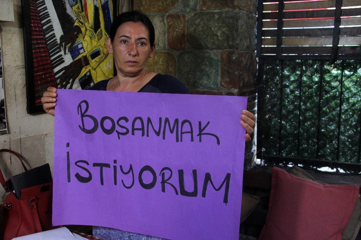 Mahkemenin boşamadığı kadın "boşanmak istiyorum" diye eylem yaptı