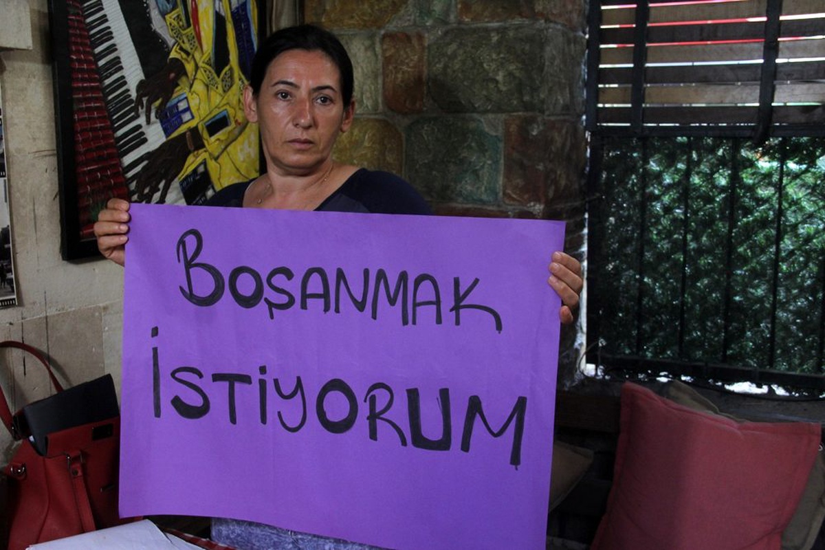 Mahkemenin boşamadığı kadın "boşanmak istiyorum" diye eylem yaptı