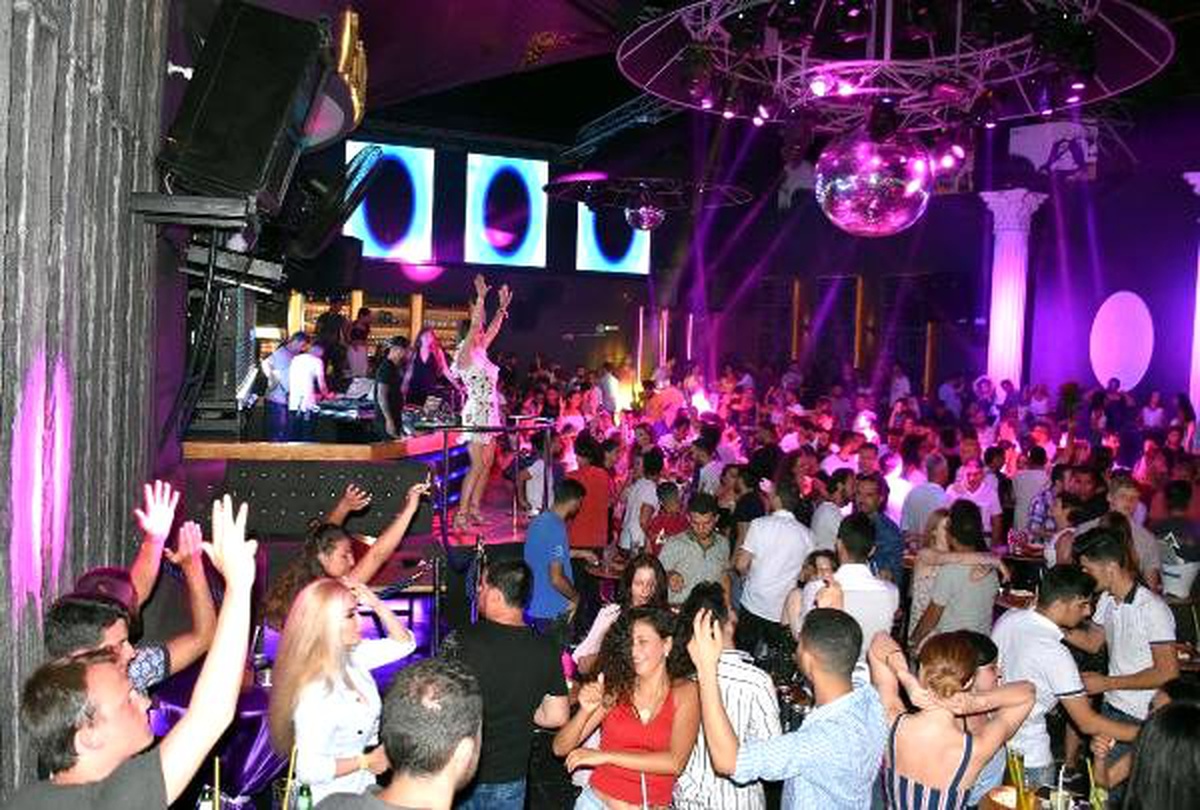 Marmaris\'te gündüz plajları, gece Barlar Sokağı\'nı dolduruyorlar