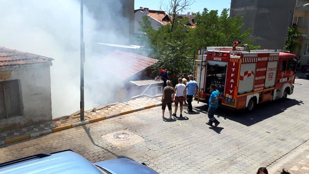 Metruk evin bahçesinde çıkan yangın korkuttu