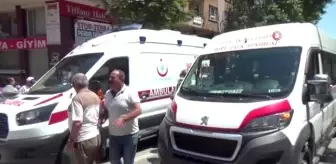 Minibüs, yayalara yol vermek için duran araçlara çarptı: 1 yaralı