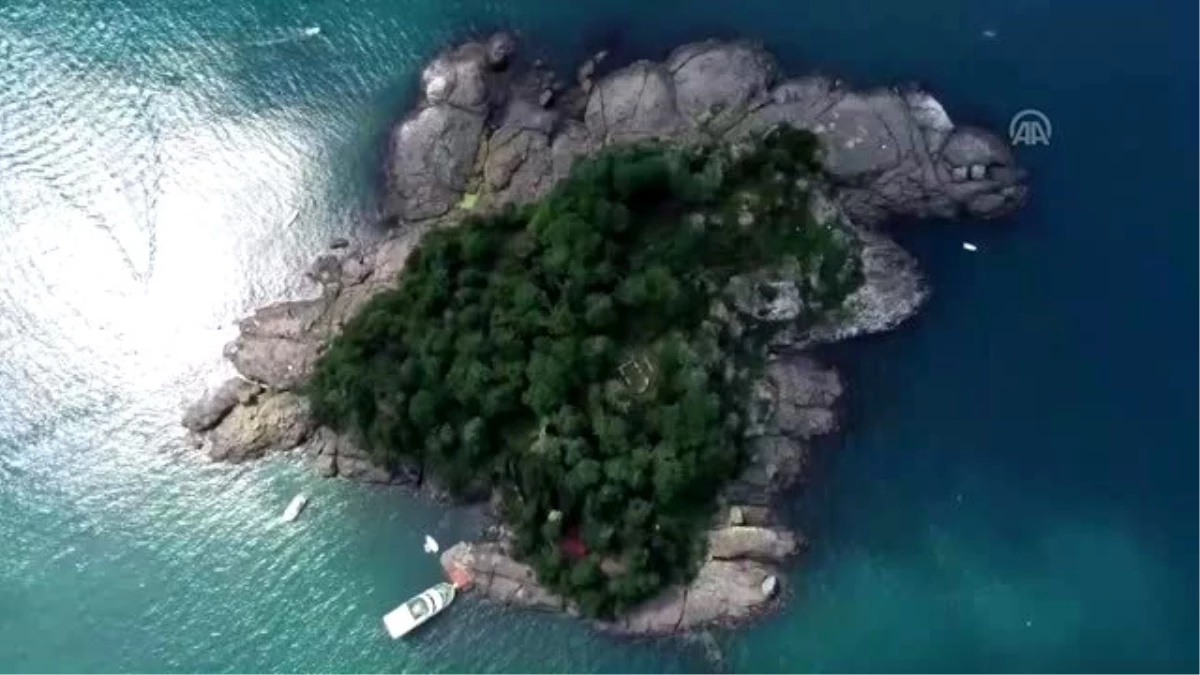"Mitolojik ada"nın efsaneleri turistleri karşılıyor