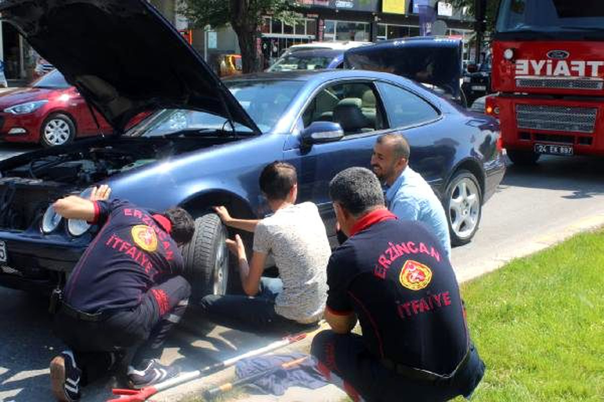 Motora giren kediyi itfaiye çıkardı