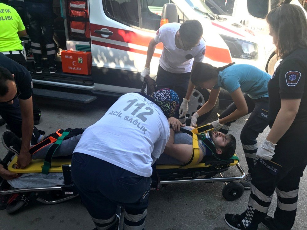 Motosiklet yayaya çarpı; 3 yaralı