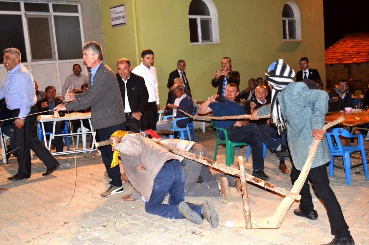 Öküz ve eşek kılığına giren köylüler düğünlere renk katıyor