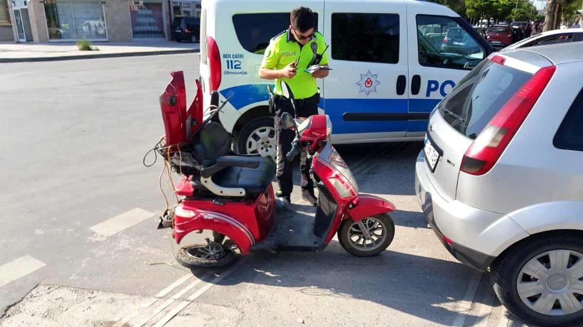 Otomobil ile elektrikli bisiklet çarpıştı: 1 yaralı
