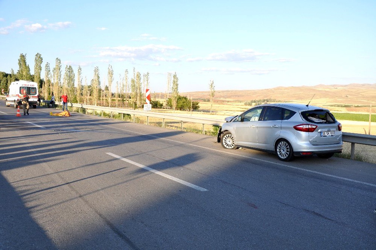 Otomobil motosiklete çarptı: 1 ölü, 4 yaralı