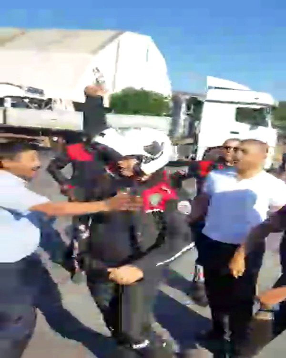 (Özel) Tuzla\'da polis ekiplerin yaşanan arbedeyi önlemek için havaya ateş açtığı anlar kamerada
