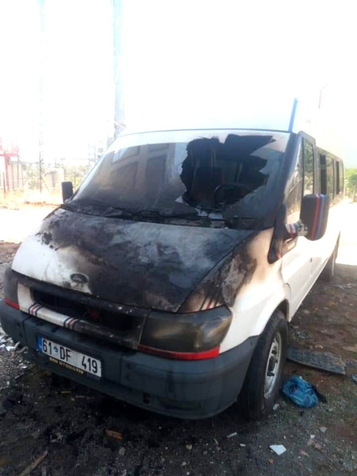 Park halindeki minibüs yandı