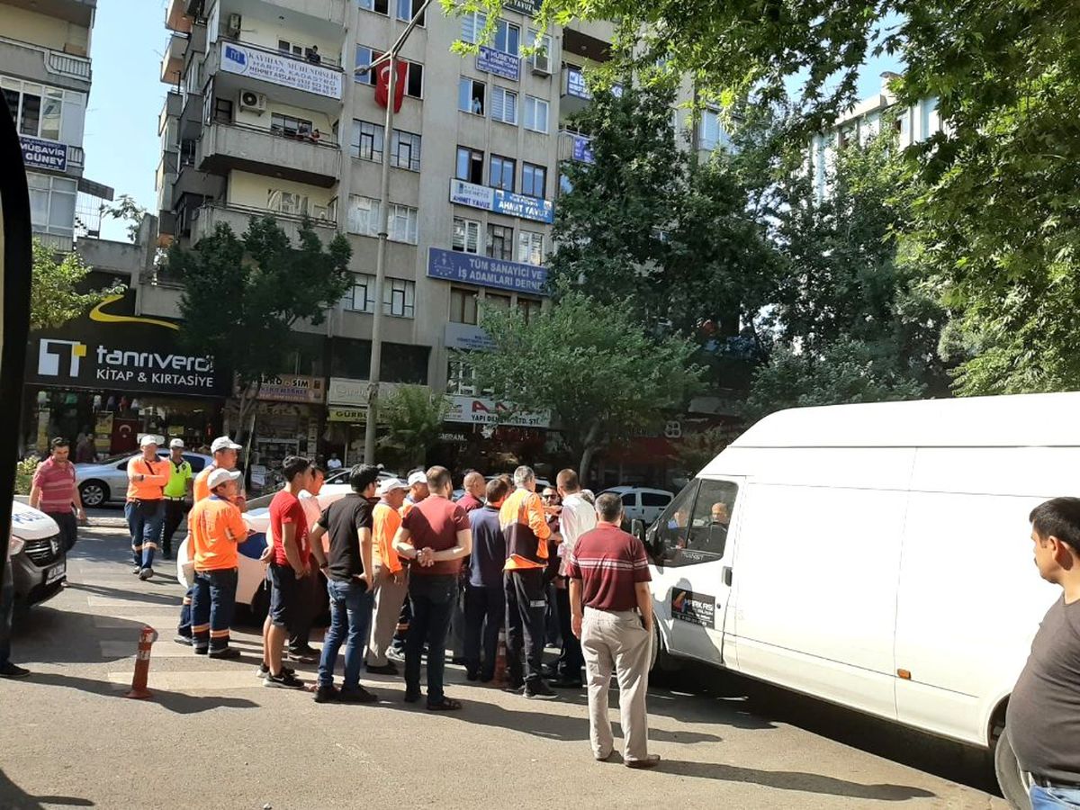 Parkomat görevlisiyle sivil polis memuru arasında kavga