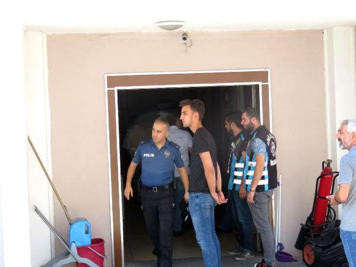 Pendik\'te polis merkezi önünde şüphelinin elini sıkan amir görevinden alındı