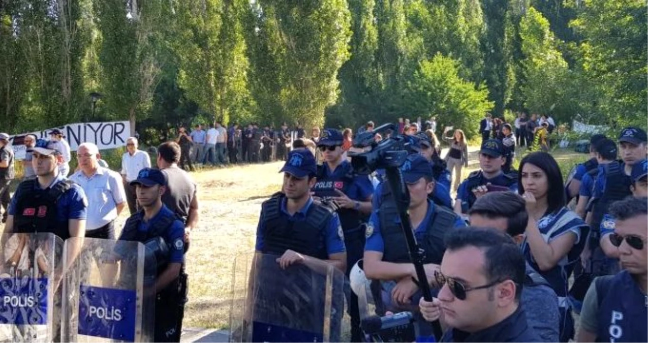 ODTÜ\'de öğrencilerin "yurt" protestolarına polis ekipleri müdahale etti! Ağaç kesimi başladı