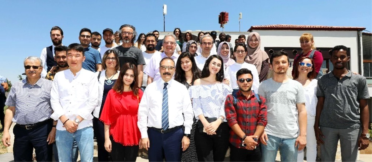 Rektör Prof. Dr. Ali Gür mezun olan uluslararası bölüm öğrencileri ile bir araya geldi