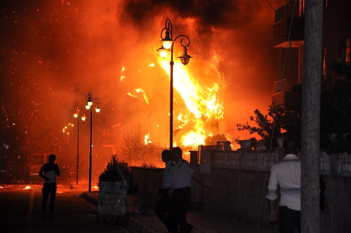 Reyhanlı\'da boya deposundaki yangında 7 kişi yaralandı
