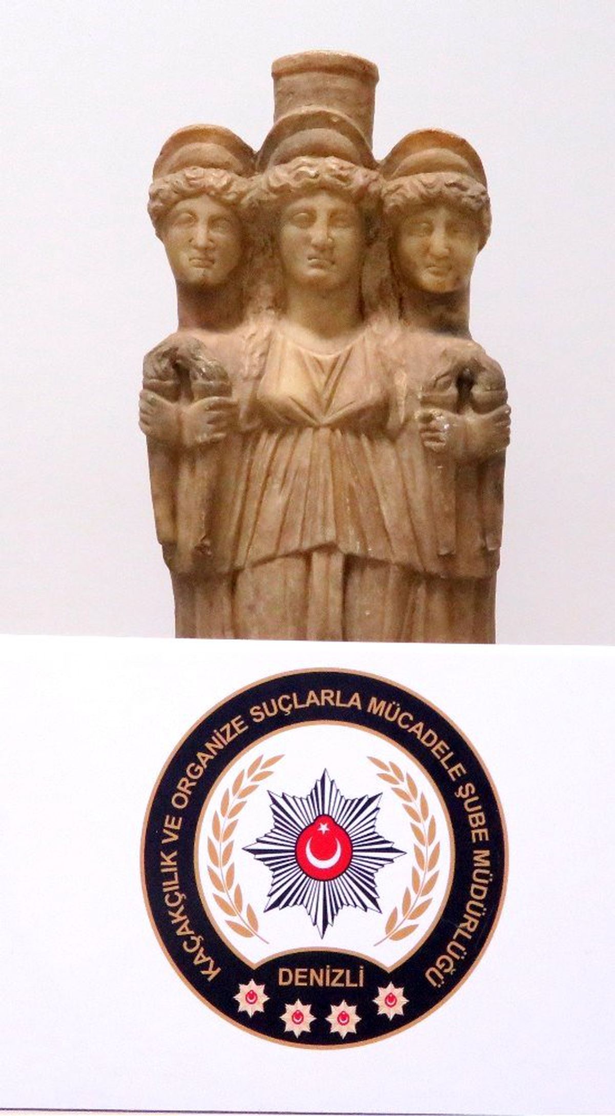 Roma dönemine ait kanatlı ve 3 başlı kadın heykeli ele geçirildi