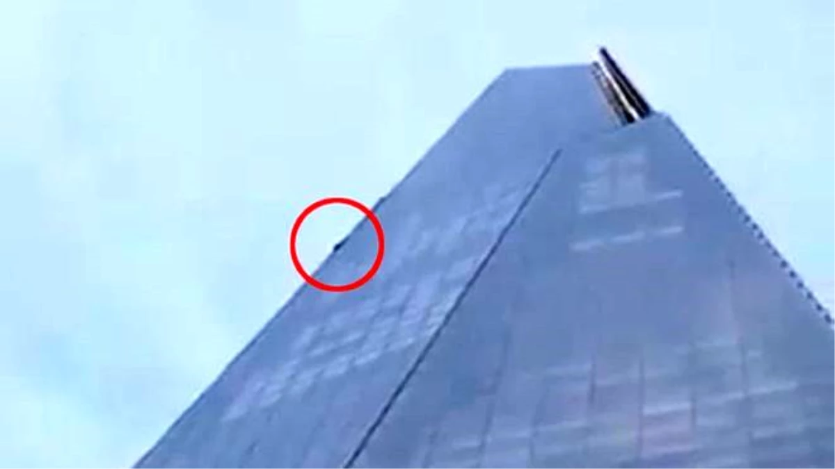 Gören inanamadı! Halatsız şekilde ülkenin en yüksek binasına tırmandı