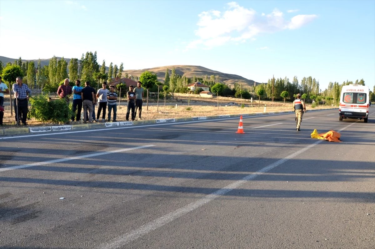 Sivas\'ta otomobille motosiklet çarpıştı: 1 ölü, 4 yaralı