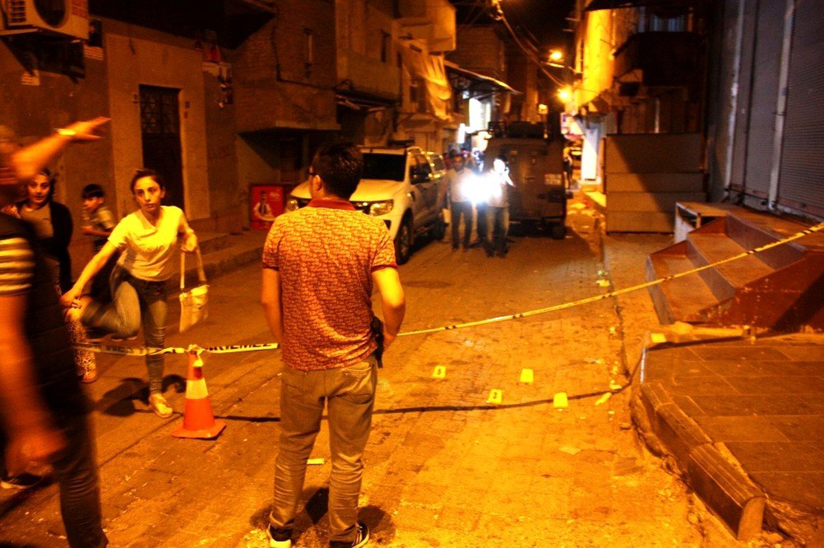 Sokak ortasında uzun namlulu silahlarla kavga