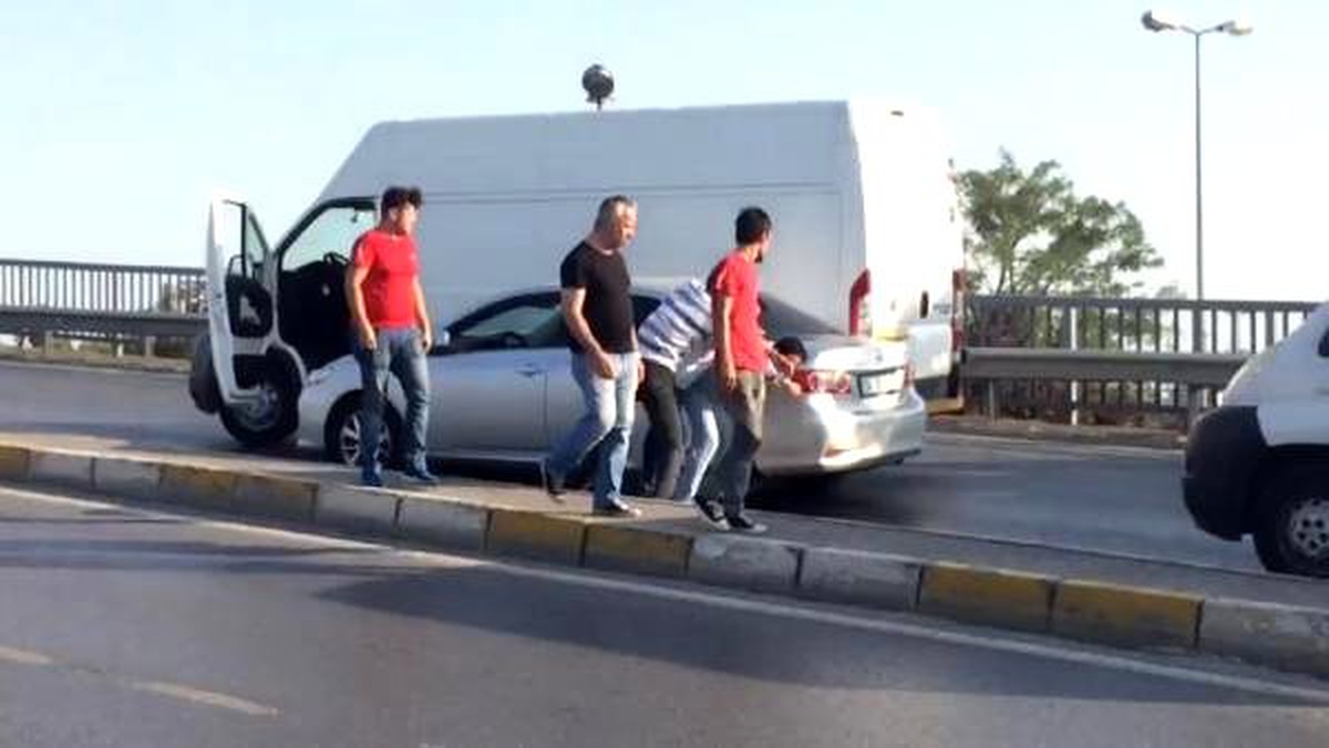 Sürücülerin yumruk yumruğa \'yol verme\' kavgası kamerada