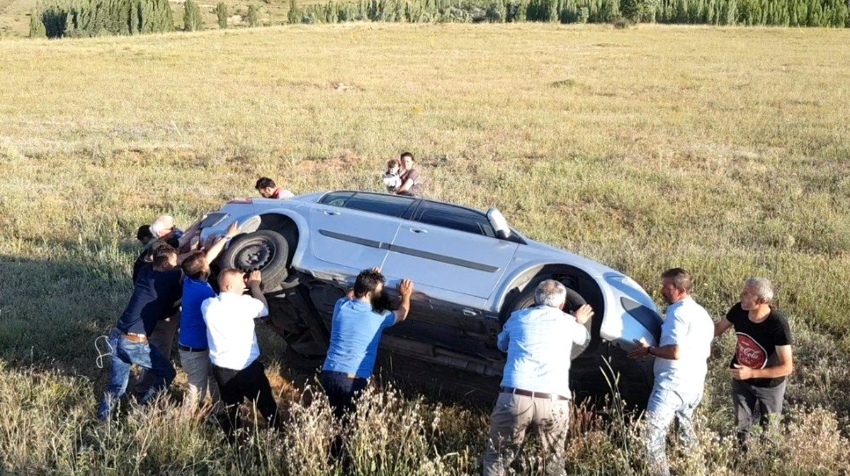 Tarlaya uçup yan yatan otomobil imece usulü düzeltildi