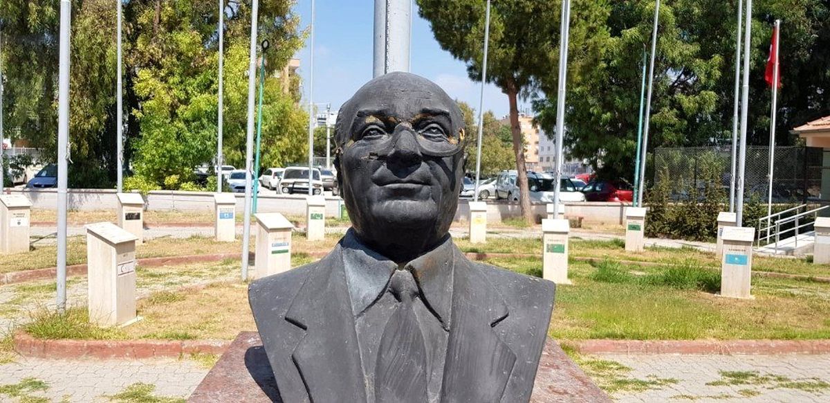Tarsus Belediyesi, yıpranan ve zarar verilen büstleri onarıyor