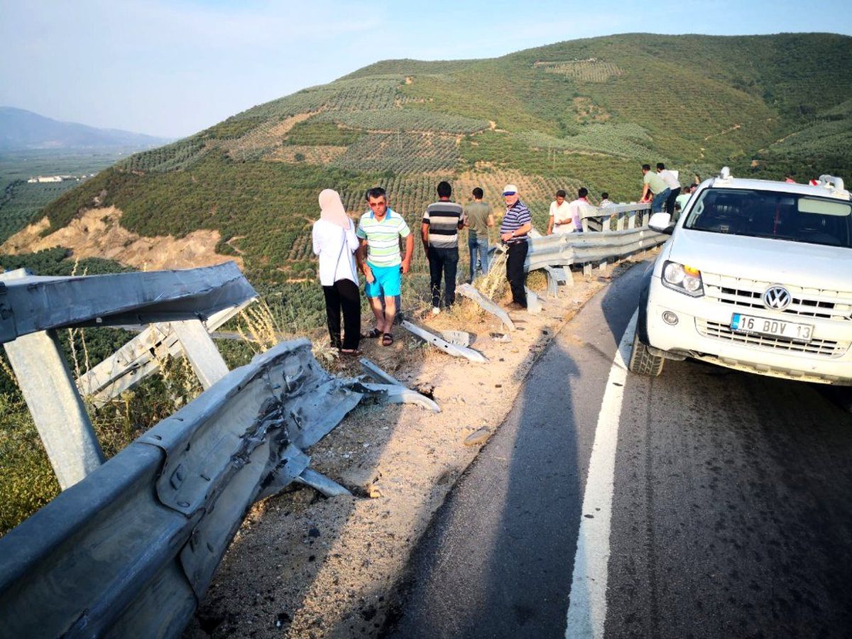 TIR yüz metrelik uçurumdan böyle uçtu