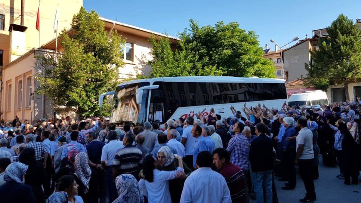 Tosya\'dan ilk hac kafilesi dualarla uğurlandı