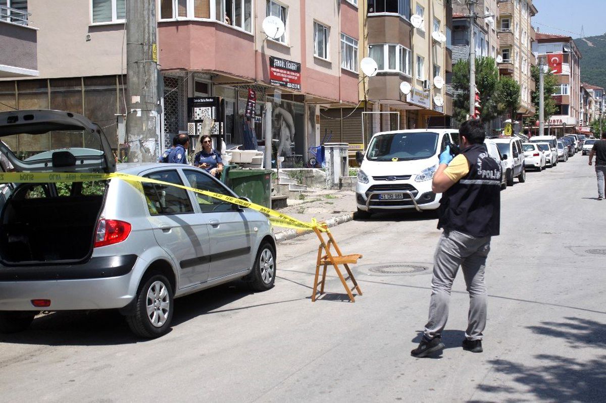 Trafikte kendisine yol vermeyen gence defalarca ateş etti
