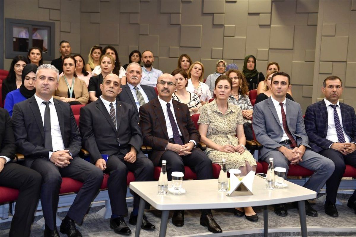 Vali Demirtaş, bebek dostu sağlık kuruluşlarına plaket