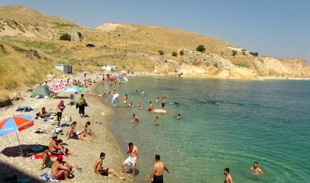 Van Gölü sahilleri Akdeniz ve Ege\'yi aratmıyor