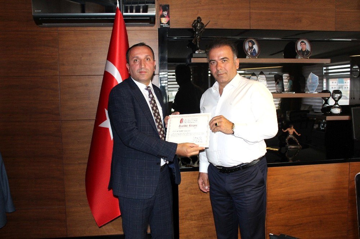 Vergi rekortmeni iş adamına teşekkür plaketi