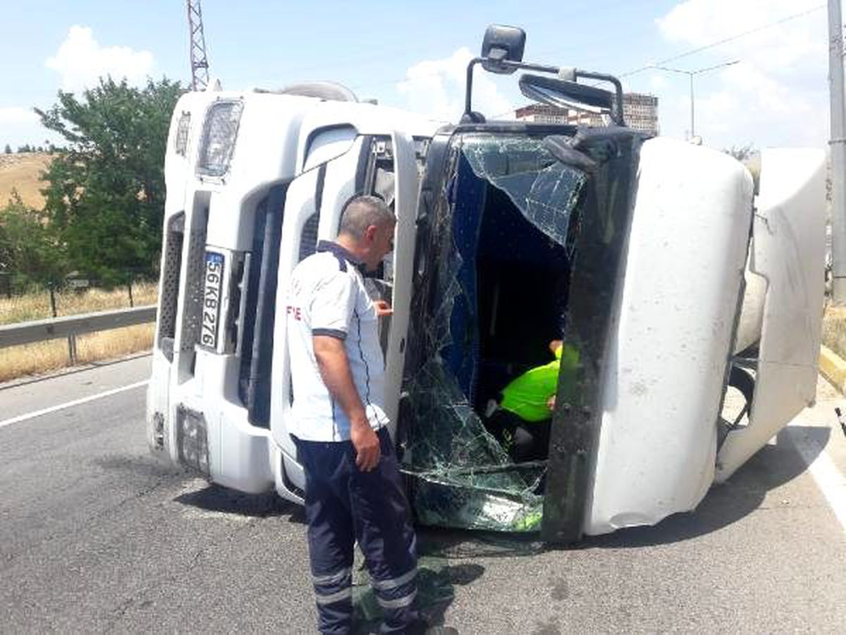 Virajda devrilen beton mikserinin sürücüsü yaralandı