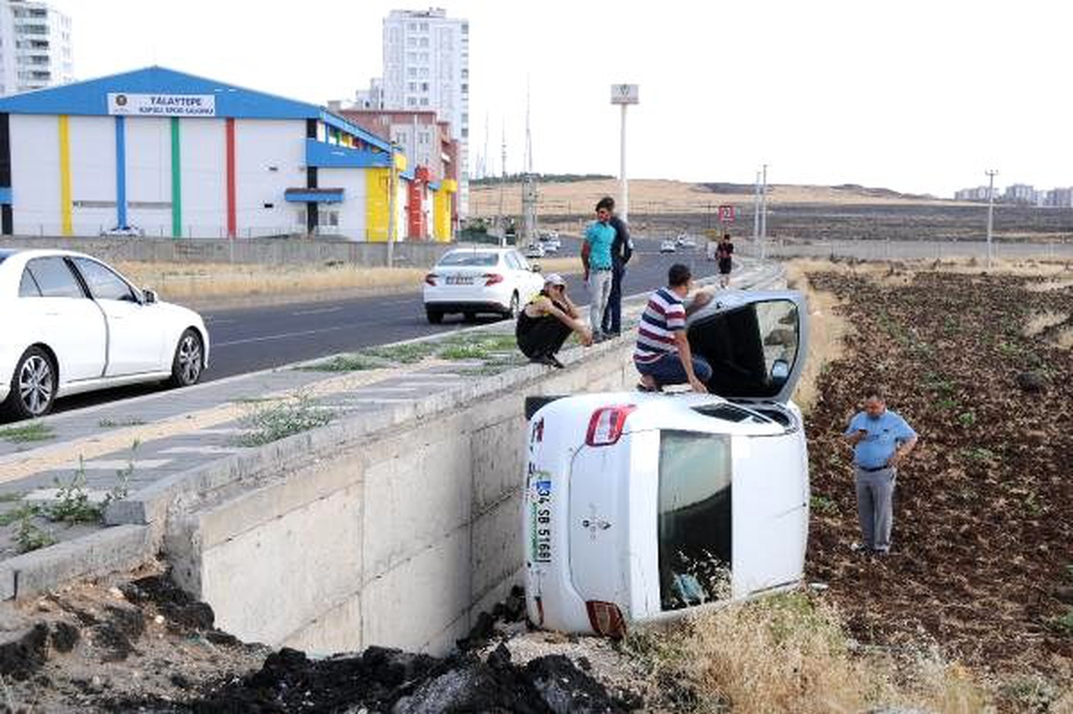 Yanan sigarayı otomobile düşürünce kaza yaptı