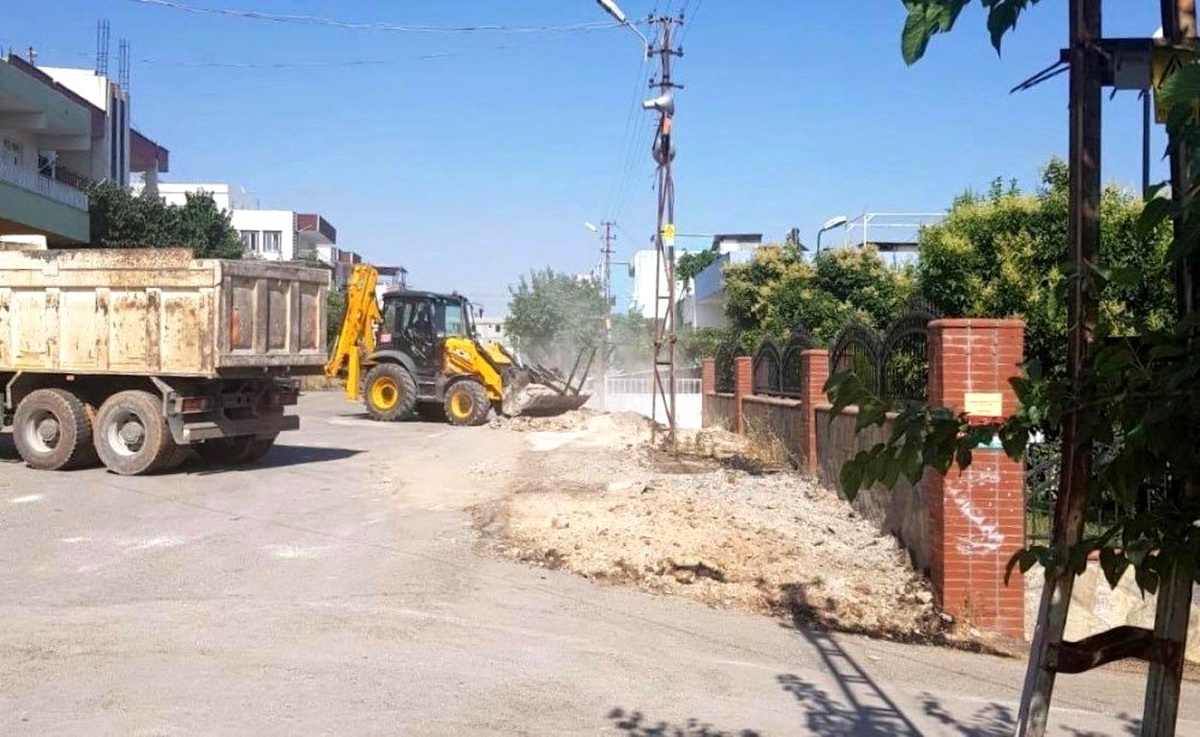 Yıpranan kaldırım taşları yenileniyor