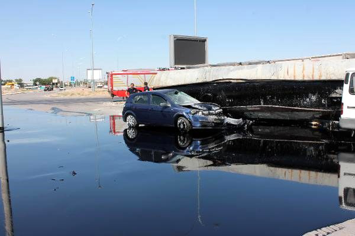 Zift yüklü tanker, otomobil ile minibüse çarptı: 3 yaralı