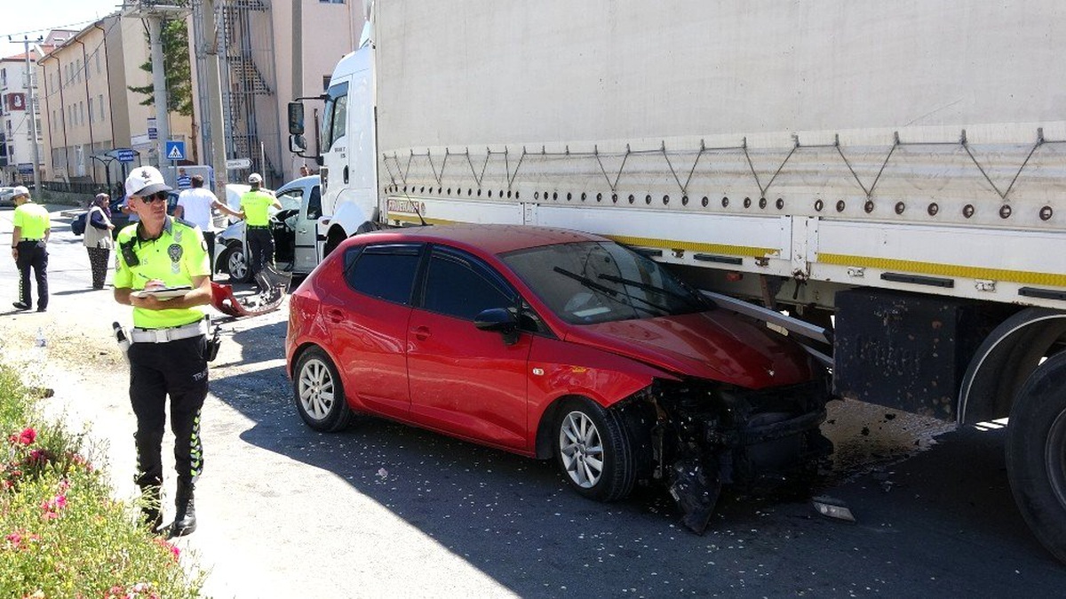 Zincirleme trafik kazasında tır sürücüsünün dikkati faciayı önledi