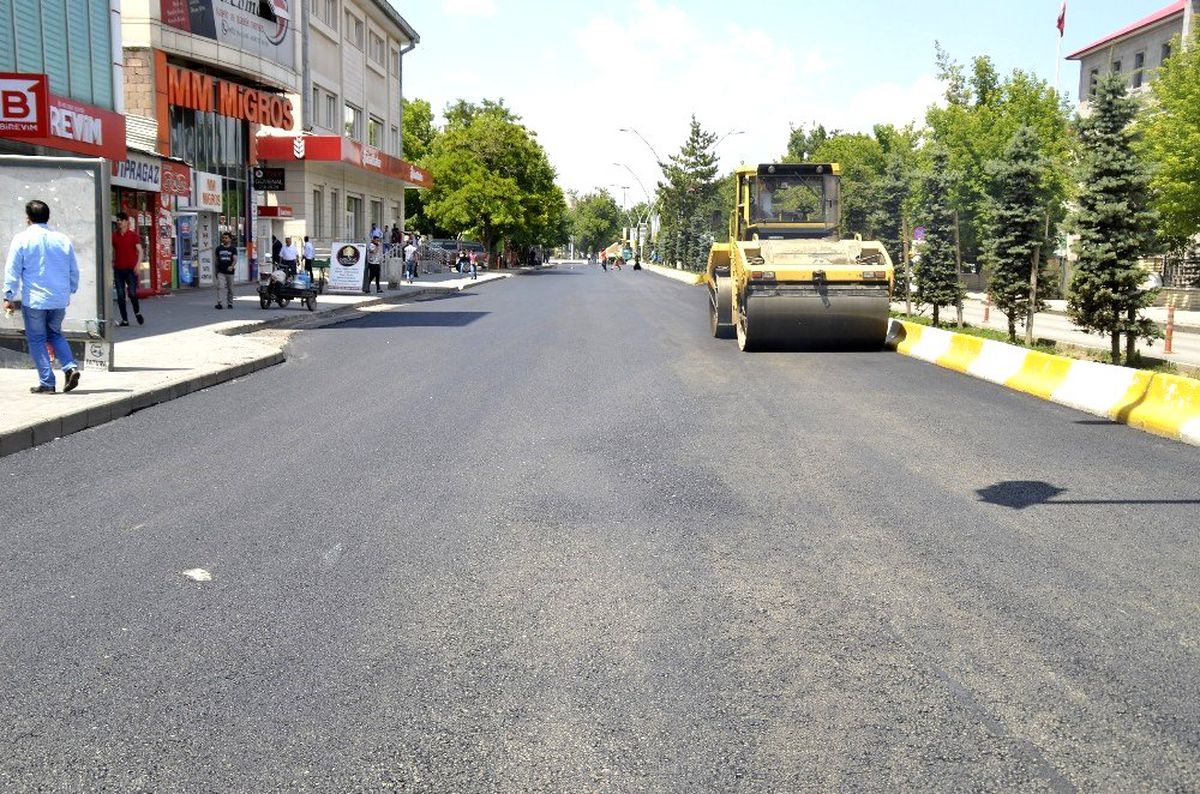 Ağrı Belediyesi asfalt çalışmalarına başladı