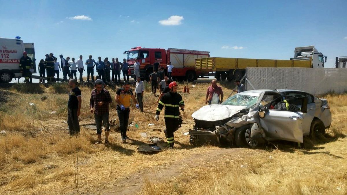 Aksaray\'da otomobil şarampole devrildi: 2 yaralı