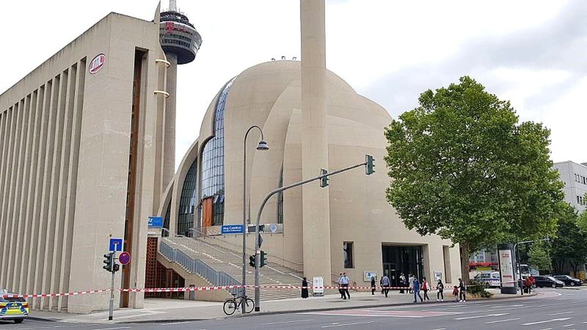 Almanya\'nın Köln kentindeki Diyanet Merkezi bomba ihbarı nedeniyle boşaltıldı