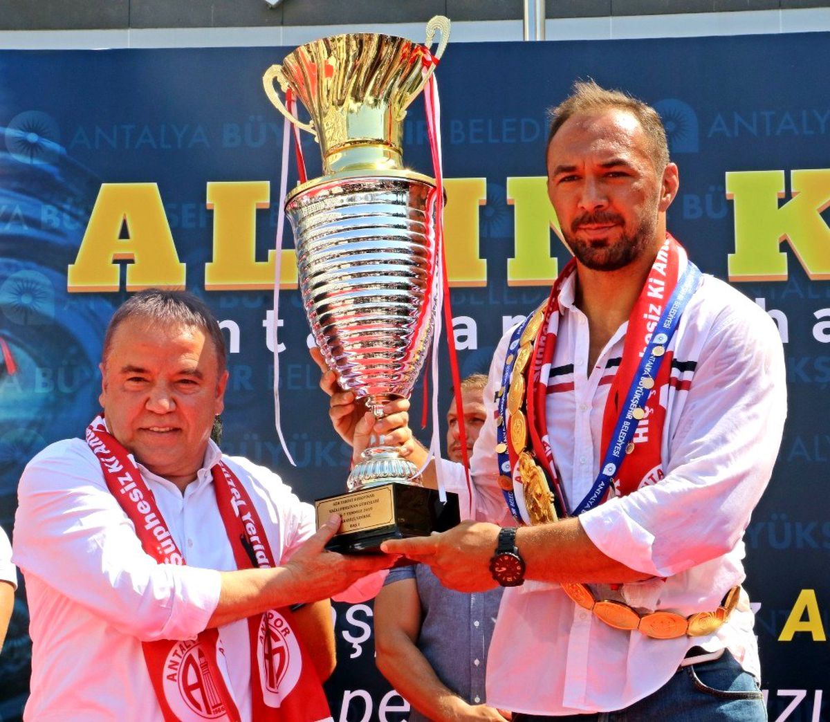 Antalya\'da birlerce kişi Kırkpınar Başpehlivanı Ali Gürbüz için bir araya geldi
