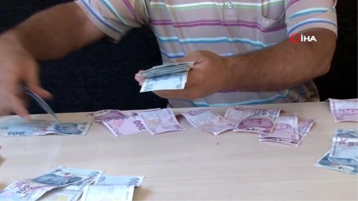 ATM\'nin para çekme ünitesinde 9 bin 600 lira bulan taksici parayı yetkililere teslim etti